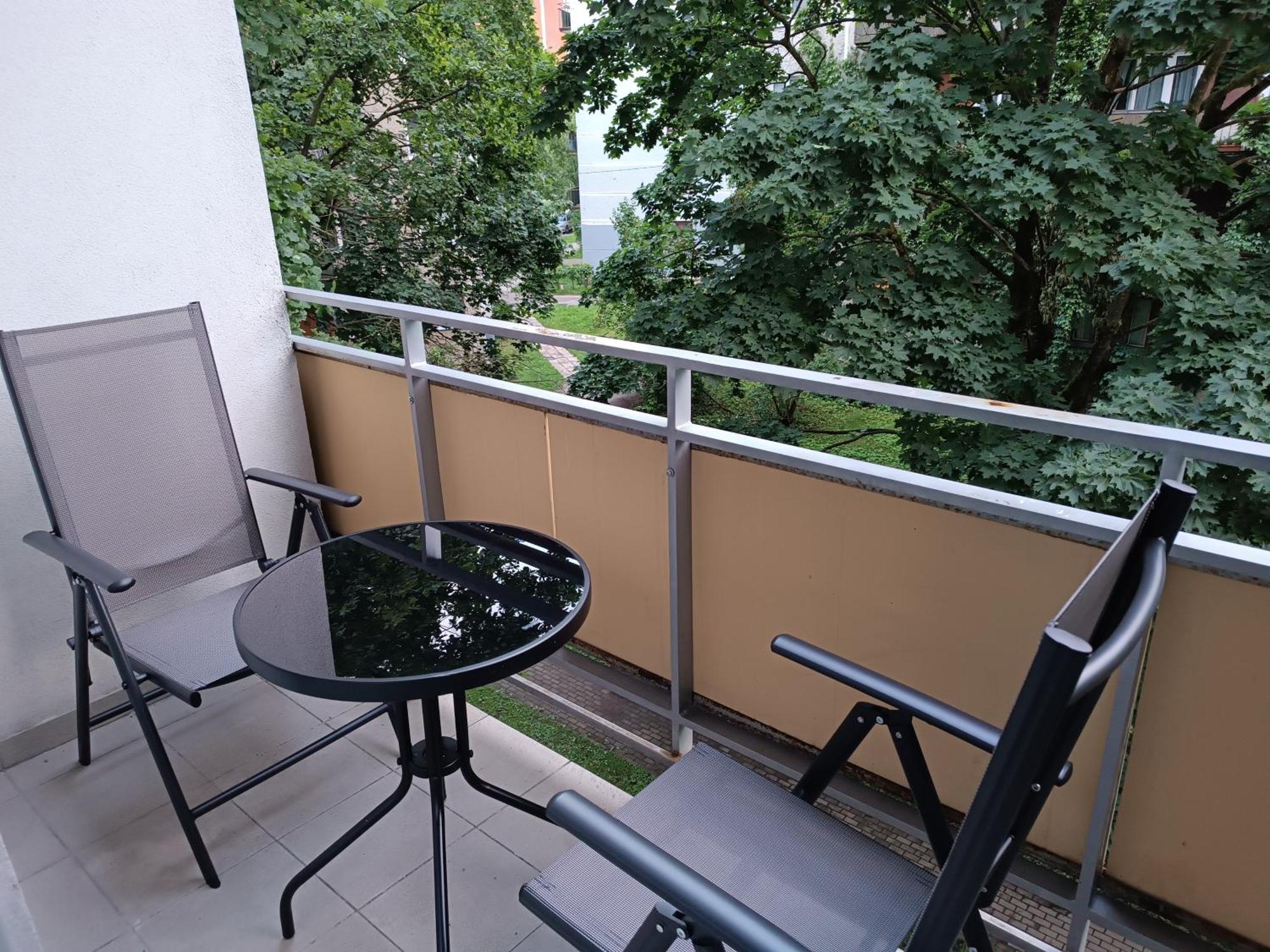 Quiet Dzelzavas Street Apartment Riga Ngoại thất bức ảnh